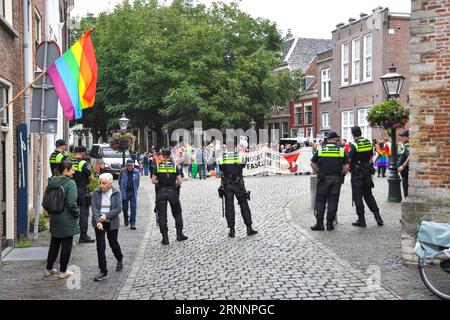 Leiden, Niederlande, 2. September 2023. Protest gegen eine familienfreundliche Drag Queen, die Kinder während einer Pride-Veranstaltung in der Bibliothek in Leiden liest. Es gab auch einen Gegenprotest, und sie wurden von der Polizei getrennt. Stockfoto