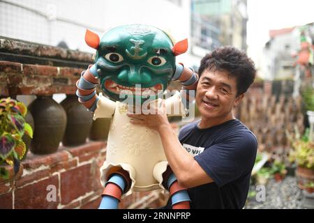 (170725) -- YUNLIN, 25. Juli 2017 -- der Installationskünstler Chen Weiguang zeigt eine Blumentopf-Puppe im Yunlin County im Südosten Chinas Taiwan, 24. Juli 2017. Chen begann vor zehn Jahren, alte Blumentöpfe wiederzuverwenden, um Marionetten herzustellen, und jetzt hat er über 1.000 Marionetten geschaffen. ) (zx) CHINA-TAIWAN-FLOWERPOT PUPPETS (CN) ZhouxMi PUBLICATIONxNOTxINxCHN Yunlin Juli 25 2017 Installationskünstler Chen Weiguang zeigt eine Blumentopf Puppet IM Yunlin County IM Südosten Chinas S TAIWAN 24. Juli 2017 Chen begann, alte Blumentöpfe wiederzuverwenden, um Puppen zu machen, und jetzt hat er über 1 000 geschaffen Puppen ZX China T Stockfoto