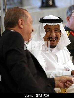 (170725) -- DSCHIDDA, 25. Juli 2017 () -- saudischer König Salman bin Abdulaziz Al Saud (R) trifft sich mit dem türkischen Präsidenten Recep Tayyip Erdogan in Dschidda, Saudi-Arabien, 23. Juli 2017. Der türkische Präsident Erdogan traf sich am Sonntag mit König Salman, um die diplomatische Krise zwischen Katar und dem von Saudi-Arabien geführten Quartett zu erörtern. () (whw) SAUDI-ARABIEN-DSCHIDDA-ERDOGAN-DIPLOMATISCHE KRISE xinhua PUBLICATIONxNOTxINxCHN Stockfoto