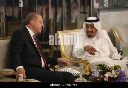 (170725) -- DSCHIDDA, 25. Juli 2017 () -- saudischer König Salman bin Abdulaziz Al Saud (R) trifft sich mit dem türkischen Präsidenten Recep Tayyip Erdogan in Dschidda, Saudi-Arabien, 23. Juli 2017. Der türkische Präsident Erdogan traf sich am Sonntag mit König Salman, um die diplomatische Krise zwischen Katar und dem von Saudi-Arabien geführten Quartett zu erörtern. () (whw) SAUDI-ARABIEN-DSCHIDDA-ERDOGAN-DIPLOMATISCHE KRISE xinhua PUBLICATIONxNOTxINxCHN JEDDAH Juli 25 2017 Saudi-ARABISCHER König Salman am Abdul Aziz Al Saud r trifft sich mit dem türkischen Präsidenten Recep Tayyip Erdogan in Dschidda Saudi-Arabien 23. Juli 2017 der türkische Präsident Erdogan traf sich mit König Sa Stockfoto