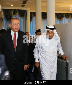 (170725) -- DSCHIDDA, 25. Juli 2017 () -- saudischer König Salman bin Abdulaziz Al Saud (R) trifft sich mit dem türkischen Präsidenten Recep Tayyip Erdogan in Dschidda, Saudi-Arabien, 23. Juli 2017. Der türkische Präsident Erdogan traf sich am Sonntag mit König Salman, um die diplomatische Krise zwischen Katar und dem von Saudi-Arabien geführten Quartett zu erörtern. () (whw) SAUDI-ARABIEN-DSCHIDDA-ERDOGAN-DIPLOMATISCHE KRISE xinhua PUBLICATIONxNOTxINxCHN JEDDAH Juli 25 2017 Saudi-ARABISCHER König Salman am Abdul Aziz Al Saud r trifft sich mit dem türkischen Präsidenten Recep Tayyip Erdogan in Dschidda Saudi-Arabien 23. Juli 2017 der türkische Präsident Erdogan traf sich mit König Sa Stockfoto