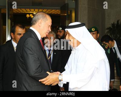 (170725) -- DSCHIDDA, 25. Juli 2017 () -- saudischer König Salman bin Abdulaziz Al Saud (R) geht mit dem Besuch des türkischen Präsidenten Recep Tayyip Erdogan in Dschidda, Saudi-Arabien, am 23. Juli 2017 in die Hände. Der türkische Präsident Erdogan traf sich am Sonntag mit König Salman, um die diplomatische Krise zwischen Katar und dem von Saudi-Arabien geführten Quartett zu erörtern. () (whw) SAUDI-ARABIEN-DSCHIDDA-ERDOGAN-DIPLOMATISCHE KRISE xinhua PUBLICATIONxNOTxINxCHN JEDDAH Juli 25 2017 saudischer König Salman am Abdul Aziz Al Saud r reißt die Hand mit dem Besuch des türkischen Präsidenten Recep Tayyip Erdogan in Dschidda Saudi-Arabien am 23. Juli 2017 türkischer Präsident Erdogan Me Stockfoto