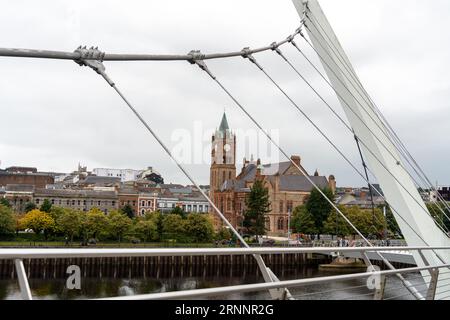 Die Friedensbrücke über den Fluss Foyle in der Stadt Derry - Londonderry, Nordirland. Stockfoto