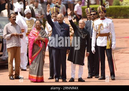 Bilder des Tages (170725) -- NEU DELHI, 25. Juli 2017 -- indischer neu gewählter Präsident RAM Nath Kovind (3. R, Front) und sein Vorgänger Pranab Mukherjee (2. R, Front) winken nach der vereidigten Zeremonie in Neu Delhi, 25. Juli 2017, im Präsidentenpalast. RAM Nath Kovind wurde am Dienstag zum 14. Präsidenten Indiens vereidigt. )(whw) INDIA-NEW DELHI-RAM NATH KOVIND-NEW INDIAN PRESIDENT ParthaxSarkar PUBLICATIONxNOTxINxCHN Images The Day New Delhi Juli 25 2017 der neu gewählte indische Präsident RAM Nath 3rd r Front und sein Vorgänger Pranab Mukherjee 2nd r Front Wave IM Präsidentenpalast nach dem Stockfoto