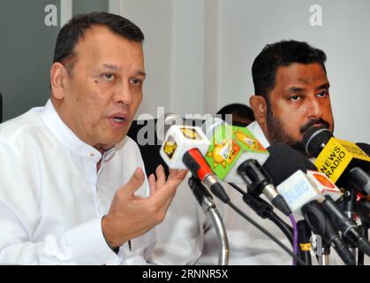 (170726) -- COLOMBO, 26. Juli 2017 -- Sri Lankas Minister für Häfen und Schifffahrt Mahinda Samarasinghe (L) spricht bei einem Mediengespräch in Colombo, Sri Lanka, am 25. Juli 2017. Das Sri-lankische Kabinett hat eine Vereinbarung mit China über den Hafen von Hambantota gebilligt, in der es als Win-Win-Situation für beide Länder bezeichnet wird. ) (Zxj) SRI LANKA-COLOMBO-CHINA-AGREEMENT-HAMBANTOTA PORT AjithxPerera PUBLICATIONxNOTxINxCHN Colombo Juli 26 2017 Sri Lanka S Minister für Häfen und Schifffahrt Mahinda Samarasinghe l spricht AUF einer Medienunterweisung in Colombo Sri Lanka AM 25 2017. Juli hat das Kabinett Sri Lanka das Abkommen mit C genehmigt Stockfoto