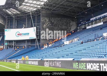 West Bromwich, Großbritannien. September 2023. Ein Blick auf die Anzeigetafel und die Throstle-Statue/das Maskottchen darüber, neben dem Wandgemälde der Kyrillischen Regis während des Spiels der EFL Sky Bet Championship zwischen West Bromwich Albion und Huddersfield Town im Hawthorns, West Bromwich, England am 2. September 2023. Foto von Stuart Leggett. Nur redaktionelle Verwendung, Lizenz für kommerzielle Nutzung erforderlich. Keine Verwendung bei Wetten, Spielen oder Veröffentlichungen eines einzelnen Vereins/einer Liga/eines einzelnen Spielers. Credit: UK Sports Pics Ltd/Alamy Live News Stockfoto