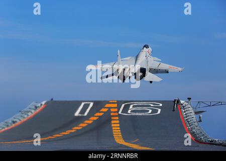 (170726) -- PEKING, 26. Juli 2017 -- Aktenfoto vom 1. Juli 2017 zeigt ein vom chinesischen Flugzeugträger Liaoning abfliegendes Flugzeug der J-15. Es war ein großes Jahr für das chinesische Militär, da die Volksbefreiungsarmee (PLA) ihren 90. Geburtstag feiern wird. Wie sich der 1. August, der Geburtstag der PLA, nähert, hat die Armee des Landes gezeigt, wie stark ihre militärische Kapazität gewachsen ist und wie engagiert sie sich für die Aufrechterhaltung des Weltfriedens engagiert. Die PLA hat seit ihrer Geburt während des bewaffneten Aufstands in der Stadt Nanchang am 1. August 1927 einen langen Weg zurückgelegt, als es nur 20.000 so gab Stockfoto