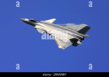 (170726) -- PEKING, 26. Juli 2017 -- Aktenfoto vom 1. November 2016 zeigt Chinas im Inland gebautes Stealth-Kampfflugzeug J-20 auf der 11. China International Aviation and Aerospace Exhibition in Zhuhai, Provinz Guangdong. Es war ein großes Jahr für das chinesische Militär, da die Volksbefreiungsarmee (PLA) ihren 90. Geburtstag feiern wird. Wie sich der 1. August, der Geburtstag der PLA, nähert, hat die Armee des Landes gezeigt, wie stark ihre militärische Kapazität gewachsen ist und wie engagiert sie sich für die Aufrechterhaltung des Weltfriedens engagiert. Die PLA hat seit ihrer Geburt während des bewaffneten Aufstands in t einen langen Weg zurückgelegt Stockfoto