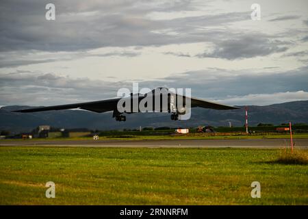 A B-2 Spirit startet nach dem Auftanken in der Hot-Pit-Tankstelle in Ørland flystasjon, Brekstad, Norwegen, 29. August 2023. Foto von Tech. Sgt. Heather Salazar Stockfoto