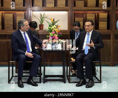 (170726) -- PEKING, 26. Juli 2017 -- der chinesische Premierminister Li Keqiang (R) trifft sich mit dem ehemaligen griechischen Premierminister Antonis Samaras in Peking, der Hauptstadt Chinas, am 26. Juli 2017. ) (clq) CHINA-BEIJING-LI KEQIANG-EHEMALIGES GRIECHISCHES PM-MEETING(CN) LiuxWeibing PUBLICATIONxNOTxINxCHN Peking Juli 26 2017 der chinesische Premierminister Keqiang r trifft sich mit dem ehemaligen griechischen Premierminister Antonis Samaras in Peking Hauptstadt Chinas Juli 26 2017 CLQ China Peking links Keqiang ehemaliges griechisches PM-Meeting CN LiuxWeibing PUNOBLICTINxCHNxN Stockfoto