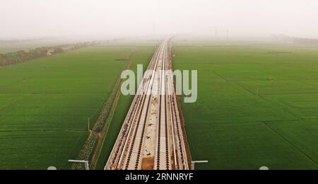 (170727) -- SHENYANG, 27. Juli 2017 -- Foto vom 11. Juli 2017 zeigt die Baustelle der großen Xinglongdian-Brücke in der Provinz Liaoning im Nordosten Chinas. Die Hochgeschwindigkeitsbahn Peking-Shenyang verbindet Chinas Hauptstadt Peking mit der Provinzhauptstadt Shenyang Liaoning und ist etwa 700 km lang und mit einer Geschwindigkeit von 350 km/h ausgelegt. Die Arbeiten am Eisenbahnprojekt Peking-Shenyang begannen 2014. Und es wird erwartet, dass es bis Ende 2018 abgeschlossen sein wird. )(wsw) CHINA-LIAONING-BEIJING-SHENYANG HOCHGESCHWINDIGKEITSBAHNBAU (CN) YangxQing PUBLICATIONxNOTxINxCHN Shenyang Juli 27 2 Stockfoto