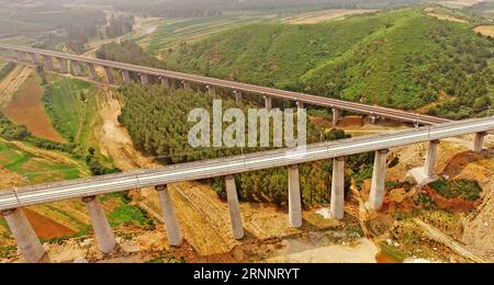 (170727) -- SHENYANG, 27. Juli 2017 -- Foto vom 12. Juli 2017 zeigt eine Brückenbaustelle der Schnellfahrstrecke Peking-Shenyang in Fuxin, Provinz Liaoning im Nordosten Chinas. Die Hochgeschwindigkeitsbahn Peking-Shenyang verbindet Chinas Hauptstadt Peking mit der Provinzhauptstadt Shenyang Liaoning und ist etwa 700 km lang und mit einer Geschwindigkeit von 350 km/h ausgelegt. Die Arbeiten am Eisenbahnprojekt Peking-Shenyang begannen 2014. Und es wird erwartet, dass es bis Ende 2018 abgeschlossen sein wird. )(WSW) CHINA-LIAONING-BEIJING-SHENYANG HOCHGESCHWINDIGKEITSBAHNBAU (CN) YANGXQING PUBLICATIONXNOTXI Stockfoto