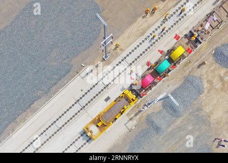 (170727) -- SHENYANG, 27. Juli 2017 -- Foto aufgenommen am 18. Juli 2017 zeigt eine Eisenbahnbaustelle des Westbahnhofsabschnitts Shenyang in der nordöstlichen chinesischen Provinz Liaoning. Die Hochgeschwindigkeitsbahn Peking-Shenyang verbindet Chinas Hauptstadt Peking mit der Provinzhauptstadt Shenyang Liaoning und ist etwa 700 km lang und mit einer Geschwindigkeit von 350 km/h ausgelegt. Die Arbeiten am Eisenbahnprojekt Peking-Shenyang begannen 2014. Und es wird erwartet, dass es bis Ende 2018 abgeschlossen sein wird. )(wsw) CHINA-LIAONING-BEIJING-SHENYANG HOCHGESCHWINDIGKEITSBAHNBAU (CN) YangxQing PUBLICATIONxNOTxINxCHN Shenyang J Stockfoto