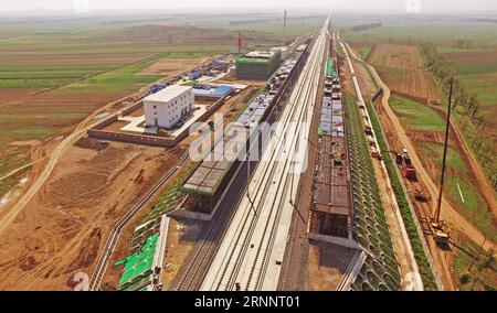 (170727) -- SHENYANG, 27. Juli 2017 -- Foto vom 11. Juli 2017 zeigt die Baustelle des Nordbahnhofs Heishan der Hochgeschwindigkeitsbahn Peking-Shenyang in der nordöstlichen Provinz Liaoning. Die Hochgeschwindigkeitsbahn Peking-Shenyang verbindet Chinas Hauptstadt Peking mit der Provinzhauptstadt Shenyang Liaoning und ist etwa 700 km lang und mit einer Geschwindigkeit von 350 km/h ausgelegt. Die Arbeiten am Eisenbahnprojekt Peking-Shenyang begannen 2014. Und es wird erwartet, dass es bis Ende 2018 abgeschlossen sein wird. YANG QING)(WSW) CHINA-LIAONING-BEIJING-SHENYANG HOCHGESCHWINDIGKEITSBAHNBAU (C Stockfoto