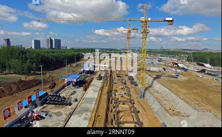 (170727) -- SHENYANG, 27. Juli 2017 -- Foto vom 23. Mai 2017 zeigt die Baustelle des Bahnhofs in Fuxin, Provinz Liaoning im Nordosten Chinas. Die Hochgeschwindigkeitsbahn Peking-Shenyang verbindet Chinas Hauptstadt Peking mit der Provinzhauptstadt Shenyang Liaoning und ist etwa 700 km lang und mit einer Geschwindigkeit von 350 km/h ausgelegt. Die Arbeiten am Eisenbahnprojekt Peking-Shenyang begannen 2014. Und es wird erwartet, dass es bis Ende 2018 abgeschlossen sein wird. )(wsw) CHINA-LIAONING-BEIJING-SHENYANG HOCHGESCHWINDIGKEITSBAHNBAU (CN) YangxQing PUBLICATIONxNOTxINxCHN Shenyang Juli 27 2017 Stockfoto