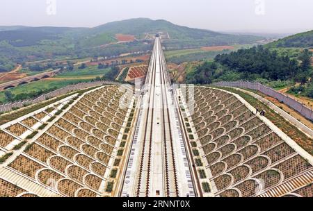 (170727) -- SHENYANG, 27. Juli 2017 -- Foto aufgenommen am 12. Juli 2017 zeigt eine Baustelle der Peking-Shenyang-Hochgeschwindigkeitsbahn in Fuxin, nordöstliche Provinz Liaoning. Die Hochgeschwindigkeitsbahn Peking-Shenyang verbindet Chinas Hauptstadt Peking mit der Provinzhauptstadt Shenyang Liaoning und ist etwa 700 km lang und mit einer Geschwindigkeit von 350 km/h ausgelegt. Die Arbeiten am Eisenbahnprojekt Peking-Shenyang begannen 2014. Und es wird erwartet, dass es bis Ende 2018 abgeschlossen sein wird. Yang Qing) (wsw) CHINA-LIAONING-BEIJING-SHENYANG HOCHGESCHWINDIGKEITSBAHNBAU (CN) Yangqing PUBLICATIONxNOTx Stockfoto