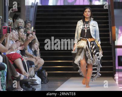 (170728) -- VANCOUVER, 28. Juli 2017 -- Ein Modell präsentiert die Kreation von Designern während der Runway Show auf der Vancouver Indigenous Fashion Week in Vancouver, Kanada, 27. Juli 2017. ) (Zxj) CANADA-VANCOUVER-INDIGENOUS FASHION WEEK Liangxsen PUBLICATIONxNOTxINxCHN Vancouver Juli 28 2017 A Model präsentiert Designers S Creation während der Runway Show AUF der Vancouver Indigenous Fashion Week in Vancouver Kanada Juli 27 2017 Kanada Vancouver Indigenous Fashion Week LiangxSen PUBLICATIONxNOTxINxCHN Stockfoto