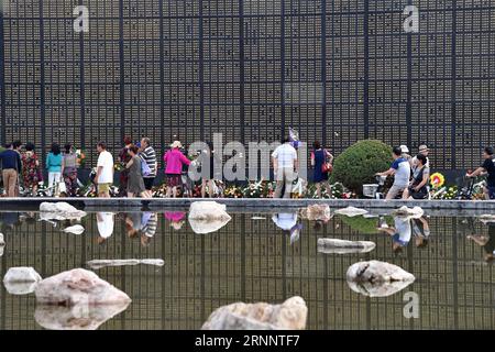 (170728) -- TANGSHAN, 28. Juli 2017 -- Anwohner trauern um Verwandte, die beim Erdbeben von 1976 in Tangshan ums Leben kamen, vor der Gedenkmauer in Tangshan, nordchinesische Provinz Hebei, 28. Juli 2017. Am 28. Juli 1976 traf ein Erdbeben der Stärke 7,8 Tangshan in der Provinz Hebei, bei dem über 242.000 Menschen ums Leben kamen. (zx) CHINA-TANGSHAN-ERDBEBEN-GEDENKEN (CN) MuxYu PUBLICATIONxNOTxINxCHN Tang Shan Juli 28 2017 Bewohner Morne für Verwandte verloren beim Tang Shan-ERDBEBEN 1976 vor der Gedenkmauer in der nordchinesischen Provinz Tang Shan im Juli 28 2017 in der Provinz S Hebei AM Juli Stockfoto