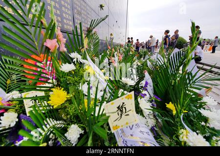 (170728) -- TANGSHAN, 28. Juli 2017 -- Anwohner trauern um Verwandte, die beim Erdbeben von 1976 in Tangshan ums Leben kamen, vor der Gedenkmauer in Tangshan, nordchinesische Provinz Hebei, 28. Juli 2017. Am 28. Juli 1976 traf ein Erdbeben der Stärke 7,8 Tangshan in der Provinz Hebei, bei dem über 242.000 Menschen ums Leben kamen. (zx) CHINA-TANGSHAN-ERDBEBEN-GEDENKEN (CN) MuxYu PUBLICATIONxNOTxINxCHN Tang Shan Juli 28 2017 Bewohner Morne für Verwandte verloren beim Tang Shan-ERDBEBEN 1976 vor der Gedenkmauer in der nordchinesischen Provinz Tang Shan im Juli 28 2017 in der Provinz S Hebei AM Juli Stockfoto