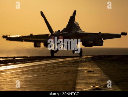 Ein E/A-18G Growler startet am 30. August 2023 vom Flugzeugträger USS Nimitz. Foto von Nolan Pennington Stockfoto