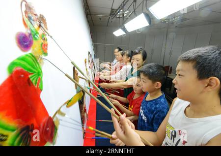 (170728) -- HEBEI, 28. Juli 2017 -- Studenten versuchen, eine Schattenpuppenshow im Cultural Center of Laoting County in Tangshan City, nordchinesische Provinz Hebei, am 28. Juli 2017 durchzuführen. Das Cultrual Center bot öffentliche Aktivitäten für Studenten an, um nationale immaterielle Kulturerben zu erlernen, um die traditionelle Kultur zu fördern und das Urlaubsleben der Kinder zu bereichern. (Xzy) CHINA-HEBEI-SOMMERURLAUB (CN) MuxYu PUBLICATIONxNOTxINxCHN Hebei Juli 28 2017 Studenten versuchen, eine Schatten-Puppen-Show IM Kulturzentrum von County in Tang Shan Stadt Nordchina S Hebei Provinz Juli durchzuführen Stockfoto