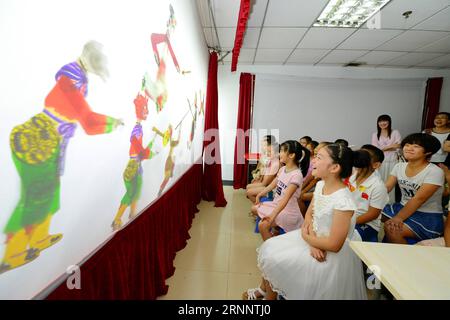 (170728) -- HEBEI, 28. Juli 2017 -- Studenten beobachten Schattenpuppen-Performance im Cultural Center of Laoting County in Tangshan City, nordchinesische Provinz Hebei, 28. Juli 2017. Das Cultrual Center bot öffentliche Aktivitäten für Studenten an, um nationale immaterielle Kulturerben zu erlernen, um die traditionelle Kultur zu fördern und das Urlaubsleben der Kinder zu bereichern. (Xzy) CHINA-HEBEI-SOMMERURLAUB (CN) MuxYu PUBLICATIONxNOTxINxCHN Hebei Juli 28 2017 Studenten beobachten Schattenpuppenaufführung IM Kulturzentrum des Bezirks in der Stadt Tang Shan Nordchina Provinz S Hebei Juli 28 2017 Stockfoto