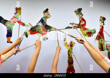 (170728) -- HEBEI, 28. Juli 2017 -- Studenten versuchen, eine Schattenpuppenshow im Cultural Center of Laoting County in Tangshan City, nordchinesische Provinz Hebei, am 28. Juli 2017 durchzuführen. Das Cultrual Center bot öffentliche Aktivitäten für Studenten an, um nationale immaterielle Kulturerben zu erlernen, um die traditionelle Kultur zu fördern und das Urlaubsleben der Kinder zu bereichern. (Xzy) CHINA-HEBEI-SOMMERURLAUB (CN) MuxYu PUBLICATIONxNOTxINxCHN Hebei Juli 28 2017 Studenten versuchen, eine Schatten-Puppen-Show IM Kulturzentrum von County in Tang Shan Stadt Nordchina S Hebei Provinz Juli durchzuführen Stockfoto