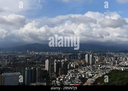 (170728) -- TAIPEI, 28. Juli 2017 -- Foto aufgenommen am 28. Juli 2017 zeigt die Wolkenlandschaft in Taipei, dem südöstlichen Taiwan Chinas. Taifun Nesat, der neunte Taifun des Jahres, wird Südostchina Samstag treffen, sagte die nationale Beobachtungsstelle des Landes Freitag. ) (wyo) CHINA-TAIPEI-CLOUDS-TYPHOON (CN) ZhouxMi PUBLICATIONxNOTxINxCHN Taipei Juli 28 2017 Foto aufgenommen AM 28 2017. Juli zeigt die Wolkenlandschaft in Taipei Südostchina S TAIWAN Taiphoon Nesat der 9. Taifun des Jahres wird Südostchina treffen Samstag sagte das National Observatory des Landes Taipei Freitag wyo China Wolken Taifun CN Stockfoto