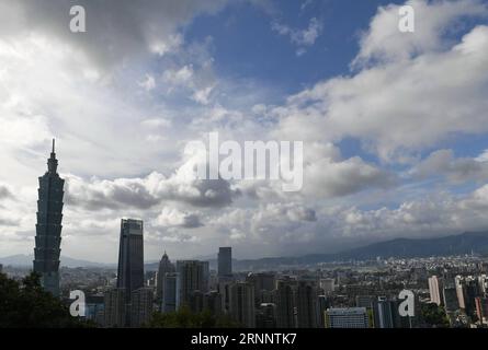 (170728) -- TAIPEI, 28. Juli 2017 -- Foto aufgenommen am 28. Juli 2017 zeigt die Wolkenlandschaft in Taipei, dem südöstlichen Taiwan Chinas. Taifun Nesat, der neunte Taifun des Jahres, wird Südostchina Samstag treffen, sagte die nationale Beobachtungsstelle des Landes Freitag. ) (wyo) CHINA-TAIPEI-CLOUDS-TYPHOON (CN) ZhouxMi PUBLICATIONxNOTxINxCHN Taipei Juli 28 2017 Foto aufgenommen AM 28 2017. Juli zeigt die Wolkenlandschaft in Taipei Südostchina S TAIWAN Taiphoon Nesat der 9. Taifun des Jahres wird Südostchina treffen Samstag sagte das National Observatory des Landes Taipei Freitag wyo China Wolken Taifun CN Stockfoto