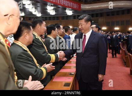 (170728) -- PEKING, 28. Juli 2017 -- der chinesische Präsident Xi Jinping und andere hochrangige Politiker schütteln den Vertretern von Veteranen, pensionierten Genossen und Militärs, die mit dem Bayi-Orden, dem höchsten Militärpreis des Landes, ausgezeichnet wurden, die Hand, bevor sie eine große Gala in Peking, der Hauptstadt Chinas, am 28. Juli 2017 anschauten. Eine große Gala fand am Freitagabend in Peking statt, um den 90. Geburtstag der chinesischen Volksbefreiungsarmee (PLA) zu feiern. Der chinesische Präsident Xi Jinping, auch Generalsekretär des Zentralkomitees der Kommunistischen Partei Chinas und Vorsitzender der Zentralen Militärkommission Stockfoto