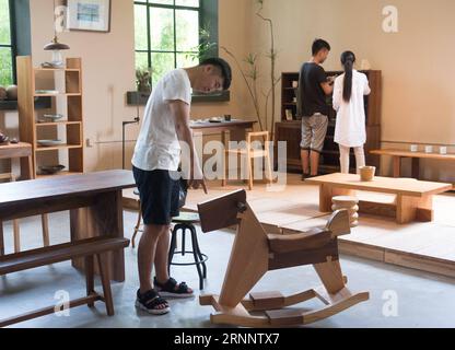 (170729) -- HANGZHOU, 29. Juli 2017 -- Kunden besuchen den Showroom von MUMO in Hangzhou, ostchinesische Provinz Zhejiang, 29. Juli 2017. MUMO wurde 2011 von Li Si en in Wenzhou gegründet und produziert umweltfreundliche Möbel. Chinas Möbelindustrie nimmt eine neue Welle unabhängiger Designermarken auf, insbesondere in Städten wie Peking, Shanghai und Hangzhou. Die neue Generation von Designern legt mehr Wert auf den zeitgenössischen Ausdruck chinesischer Elemente und verleiht der Möbelindustrie in China kreativen Schwung. )(WSW) CHINA-HANGZHOU-FURNITURE-INDEPENDENT DESIGNERS (CN) WENGXXI Stockfoto