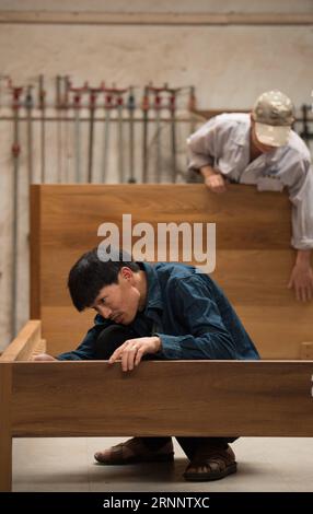 (170729) -- HANGZHOU, 29. Juli 2017 -- Carpenter Hu Bicheng (Front) arbeitet in seinem Atelier in Hangzhou, ostchinesische Provinz Zhejiang, 28. Juli 2017. HU Bicheng gründete 2011 seine eigene Marke Hu Bicheng Wood und ließ sich in den 1950er und 1960er Jahren von Möbeln inspirieren Chinas Möbelindustrie nimmt eine neue Welle unabhängiger Designermarken auf, insbesondere in Städten wie Peking, Shanghai und Hangzhou. Die neue Generation von Designern legt mehr Wert auf den zeitgenössischen Ausdruck chinesischer Elemente und verleiht der Möbelindustrie in China kreativen Schwung. )(wsw) CHINA-HANGZ Stockfoto