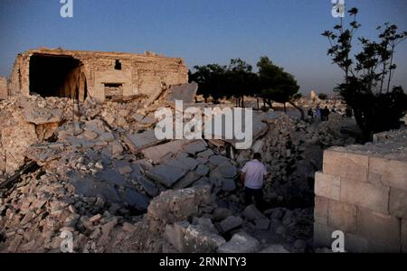 (170729) -- ALEPPO (SYRIEN), 29. Juli 2017 -- Foto aufgenommen am 28. Juli 2017 zeigt einen Blick auf das Innere der antiken Zitadelle von Aleppo, Syrien. Die Rebellen blieben fünf Jahre im Osten Aleppos, bevor sie im Dezember 2016 evakuierten. Sieben Monate nachdem die syrische Armee die volle Kontrolle über die Stadt übernommen hatte, beginnt das Leben durch Zerstörung und Zerstörung in der Gegend wieder zu schlagen. (Zjy) SYRIEN-ALEPPO-FEATURE AmmarxSafarjalani PUBLICATIONxNOTxINxCHN Aleppo Syrien Juli 29 2017 Foto aufgenommen AM 28 2017. Juli zeigt einen Blick auf das Innere der alten Zitadelle von Aleppo Syrien die Rebellen hatten sich gestürzt Stockfoto