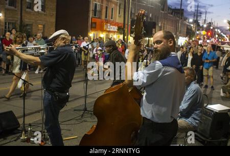 (170729) -- TORONTO, 29. Juli 2017 -- Eine Band tritt während des Beaches International Jazz Festival Streetfest 2017 auf der Queen Street East in Toronto, Kanada, 28. Juli 2017 auf. ) (Zjy) CANADA-TORONTO-MUSIC-STREETFEST ZouxZheng PUBLICATIONxNOTxINxCHN Toronto Juli 29 2017 A Tie tritt während der 2017 Beaches International Jazz Festival Street auf, die AN DER Queen Street East in Toronto Kanada Juli 28 2017 zjy Canada Toronto Music Street Fixed ZouxZheng PUBLICATIONxNOTxINxCHN Stockfoto