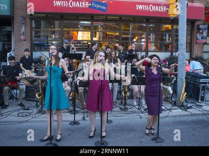 (170729) -- TORONTO, 29. Juli 2017 -- Eine Band tritt während des Beaches International Jazz Festival Streetfest 2017 auf der Queen Street East in Toronto, Kanada, 28. Juli 2017 auf. ) (Zjy) CANADA-TORONTO-MUSIC-STREETFEST ZouxZheng PUBLICATIONxNOTxINxCHN Toronto Juli 29 2017 A Tie tritt während der 2017 Beaches International Jazz Festival Street auf, die AN DER Queen Street East in Toronto Kanada Juli 28 2017 zjy Canada Toronto Music Street Fixed ZouxZheng PUBLICATIONxNOTxINxCHN Stockfoto