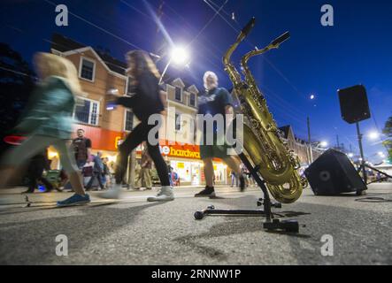 (170729) -- TORONTO, 29. Juli 2017 -- Menschen laufen beim Beaches International Jazz Festival Streetfest 2017 auf der Queen Street East in Toronto, Kanada, 28. Juli 2017 an Saxophonen vorbei. ) (Zjy) CANADA-TORONTO-MUSIC-STREETFEST ZouxZheng PUBLICATIONxNOTxINxCHN Toronto Juli 29 2017 Prominente gehen an Saxophonen vorbei während der 2017 Beaches International Jazz Festival Straße AUF DER Queen Street East in Toronto Kanada Juli 28 2017 zjy Canada Toronto Music Street Fixed ZouxZheng PUBLICATIONxNOTxINxCHN Stockfoto