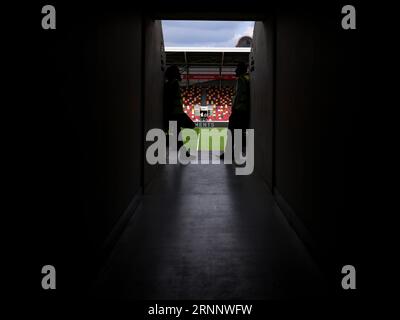 September 2023; Gtech Community Stadium, Brentford, London, England; Premier League Football, Brentford versus Bournemouth; Stewards stehen bereit für Fans, das Stadion zu betreten Stockfoto