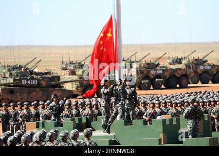 (170730) -- ZHURIHE, 30. Juli 2017 -- während einer Militärparade zum 90. Jahrestag der Gründung der chinesischen Volksbefreiungsarmee (PLA) auf der Trainingsbasis Zhurihe in der Autonomen Region Innere Mongolei in Nordchina, 30. Juli 2017, wird Eine Flaggenhisserei abgehalten. Der chinesische Präsident Xi Jinping, auch Generalsekretär des Zentralkomitees der Kommunistischen Partei Chinas und Vorsitzender der Zentralen Militärkommission, wird die Truppen inspizieren und eine wichtige Rede halten. )(mcg) (PLA 90)CHINA-INNERE MONGOLEI-ZHURIHE-MILITÄRPARADE (CN) LixGang PUBLICATIONxNOTxINxCHN Zhurihe Juli Stockfoto