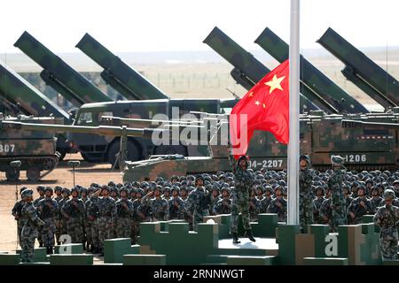 (170730) -- ZHURIHE, 30. Juli 2017 -- während einer Militärparade zum 90. Jahrestag der Gründung der chinesischen Volksbefreiungsarmee (PLA) auf der Trainingsbasis Zhurihe in der Autonomen Region Innere Mongolei in Nordchina, 30. Juli 2017, wird Eine Flaggenhisserei abgehalten. Der chinesische Präsident Xi Jinping, auch Generalsekretär des Zentralkomitees der Kommunistischen Partei Chinas und Vorsitzender der Zentralen Militärkommission, wird die Truppen inspizieren und eine wichtige Rede halten. )(mcg) (PLA 90)CHINA-INNERE MONGOLEI-ZHURIHE-MILITÄRPARADE (CN) PangxXinglei PUBLICATIONxNOTxINxCHN Zhurihe Stockfoto