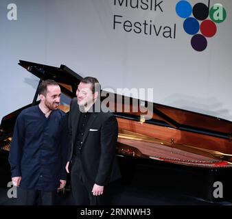 170730 -- GEISENHEIM DEUTSCHLAND, 30. Juli 2017 -- Pianist Igor Levit L und Tenor Simon Bode treten beim 30. Rheingau Musikfestival auf dem Schloss Johannisberg in Geisenheim, 29. Juli 2017 auf. zw GERMANY-GEISENHEIM-MUSIK LuoxHuanhuan PUBLICATIONxNOTxINxCHN Stockfoto