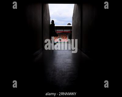 September 2023; Gtech Community Stadium, Brentford, London, England; Premier League Football, Brentford versus Bournemouth; Stewards stehen bereit für Fans, das Stadion zu betreten Stockfoto