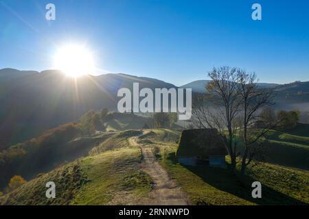 Luftaufnahme eines Berggehöfts im Herbst bei frühen Morgenlichtern. Siebenbürgen, Rumänien Stockfoto