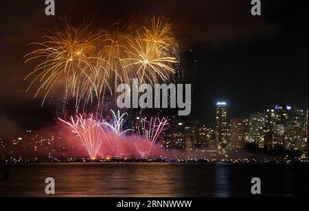 (170730) -- VANCOUVER, 30. Juli 2017 -- Japanisches Team zeigt ihr Feuerwerk während der 27. Jährlichen Celebration of Light in Vancouver, Kanada, 29. Juli 2017. Feuerwerksteams aus Japan, Großbritannien und Kanada nehmen an der diesjährigen Celebration of Light Teil, einem jährlichen Feuerwerkswettbewerb in Vancouver. ) (zw) CANADA-VANCOUVER-CELEBRATION OF LIGHT LiangxSen PUBLICATIONxNOTxINxCHN Vancouver Juli 30 2017 Japanisches Team zeigt ihr Feuerwerk während der 27. Jährlichen Light Celebration in Vancouver Kanada Juli 29 2017 Feuerwerksteams aus Japan Großbritannien und Kanada sind partizipativ Stockfoto