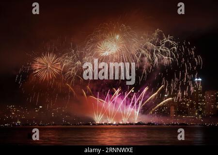 (170730) -- VANCOUVER, 30. Juli 2017 -- Japanisches Team zeigt ihr Feuerwerk während der 27. Jährlichen Celebration of Light in Vancouver, Kanada, 29. Juli 2017. Feuerwerksteams aus Japan, Großbritannien und Kanada nehmen an der diesjährigen Celebration of Light Teil, einem jährlichen Feuerwerkswettbewerb in Vancouver. ) (zw) CANADA-VANCOUVER-CELEBRATION OF LIGHT LiangxSen PUBLICATIONxNOTxINxCHN Vancouver Juli 30 2017 Japanisches Team zeigt ihr Feuerwerk während der 27. Jährlichen Light Celebration in Vancouver Kanada Juli 29 2017 Feuerwerksteams aus Japan Großbritannien und Kanada sind partizipativ Stockfoto