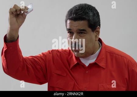 Themen der Woche Bilder des Tages (170730) -- CARACAS, 30. Juli 2017 -- der venezolanische Präsident Nicolas Maduro stimmt bei der Wahl zur Nationalen Verfassungsgebenden Versammlung (ANC) in Caracas, Venezuela, am 30. Juli 2017 ab. Alle Wahllokale für die Wahl der Mitglieder der Nationalversammlung in Venezuela wurden am Sonntag um 6:00 Uhr Ortszeit (1030 GMT) eröffnet, trotz oppositioneller Proteste gegen die Bewegung. Präsidentschaft Venezuelas) (mA) (fnc) (srb) REDAKTIONELLE VERWENDUNG NUR OHNE ARCHIV-KEINE VERKÄUFE VENEZUELA-CARACAS-POLITIK-VERSAMMLUNG VENEZUELA SxPRESIDENCY PUBLICATIONxNOTxINxCHN Themen Stockfoto