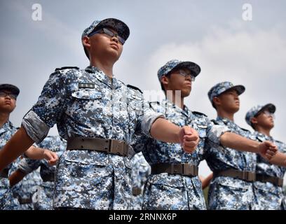 (170731) -- HONG KONG, 31. Juli 2017 -- Foto aufgenommen am 30. Juli 2017 zeigt Studenten bei der Abschlussfeier des Hong Kong Youth Military Summer Camp im südchinesischen Hongkong. Die Abschlusszeremonie des 13. Hong Kong Youth Military Summer Camp fand am Sonntag in den San Wai Barracks der chinesischen Volksbefreiungsarmee (PLA) Garrison in der Hong Kong Special Administrative Region (HKSAR) statt. Während des zweiwöchigen Camps erhielten 500 Studenten militärische Schulungen, die ihren Urlaub bereicherten. ) (zx) CHINA-HONGKONG-JUGEND-MILITÄRSOMMER-LAGER (CN) WangxXi PUBLICATIONxNOTxINxCH Stockfoto