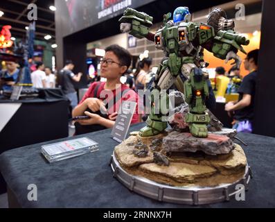 (170731) -- HONG KONG, 31. Juli 2017 -- Ein Besucher fotografiert mit einem Animationsmodell in der Hong Kong Animation, Comics and Games Expo, Hong Kong, 30. Juli 2017. Die 19. Hong Kong Animation, Comics and Games Expo (ACGHK) findet vom 28. Juli bis 1. August im Hong Kong Convention and Exhibition Centre in Hongkong statt. Etwa 105 Aussteller nahmen an dieser Veranstaltung Teil. ) (zx) CHINA-HONG KONG-ACGHK2017 (CN) WangxXi PUBLICATIONxNOTxINxCHN Hong Kong Juli 31 2017 ein Besucher fotografiert mit dem Animationsmodell in der Hong Kong Animation Comics and Games EXPO South China S Hong Kong Juli 30 2 Stockfoto