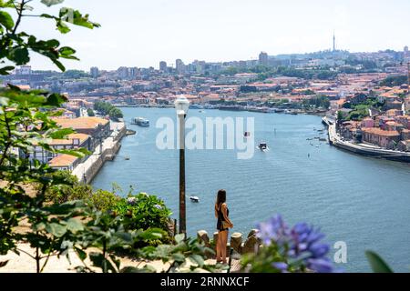 Blick auf den Fluss porto vom Cristal-Palast in Porto Portugal mit Touristenfrau Stockfoto