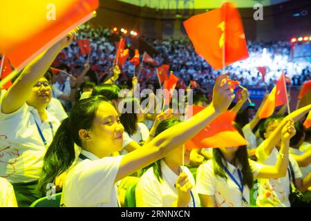 (170731) -- HANGZHOU, 31. Juli 2017 -- Hong Kong Youth Watch the Show, die von Jugendlichen sowohl von Zhejiang als auch von Südchinas Hong Kong an der Zhejiang University in Hangzhou City, der Hauptstadt der ostchinesischen Provinz Zhejiang, am 31. Juli 2017 aufgeführt wird. Der Austausch von Jugendlichen aus Zhejiang und Hongkong anlässlich des 20. Jahrestages der Rückkehr Hongkongs ins Mutterland begann am 30. Juli in Zhejiang und wird bis zum 4. August dauern. Etwa 2.000 Jugendliche aus Hongkong nahmen an der Aktivität Teil. ) (lxx) CHINA-HANGZHOU-HONG KONG-20th ANNIVERSARY (CN) WengxXinyang PUBLICATIONxNOTxINxCHN Ha Stockfoto