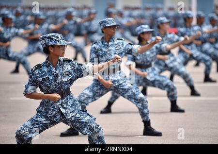 (170731) -- HONG KONG, 31. Juli 2017 -- Studenten führen Militärboxen auf der Abschlusszeremonie des Hong Kong Youth Military Summer Camp im südchinesischen Hong Kong, 30. Juli 2017 durch. Die Abschlusszeremonie des 13. Hong Kong Youth Military Summer Camp fand am Sonntag in den San Wai Barracks der chinesischen Volksbefreiungsarmee (PLA) Garrison in der Hong Kong Special Administrative Region (HKSAR) statt. Während des zweiwöchigen Camps erhielten 500 Studenten militärische Schulungen, die ihren Urlaub bereicherten. ) (zx) CHINA-HONGKONG-JUGEND-MILITÄRSOMMER-LAGER (CN) WangxXi PUBLICATIONxNOTxINxCHN Hon Stockfoto